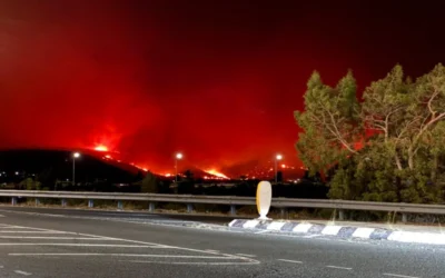 ΚΑΙΓΕΤΑΙ Η ΚΥΠΡΟΣ! ΘΑ ΜΕΙΝΟΥΜΕ ΘΕΑΤΕΣ;